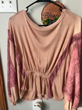 gimmicks by BKE Peach Top with Mauve Floral Sleeve Panels